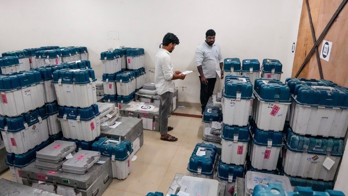 EVM में तकनीकी खराबी के कारण मतगणना रुकने के बाद इन तीनों मशीनों को फिलहाल ट्रेजरी में सुरक्षित रखवाया गया है. (File Photo: PTI)