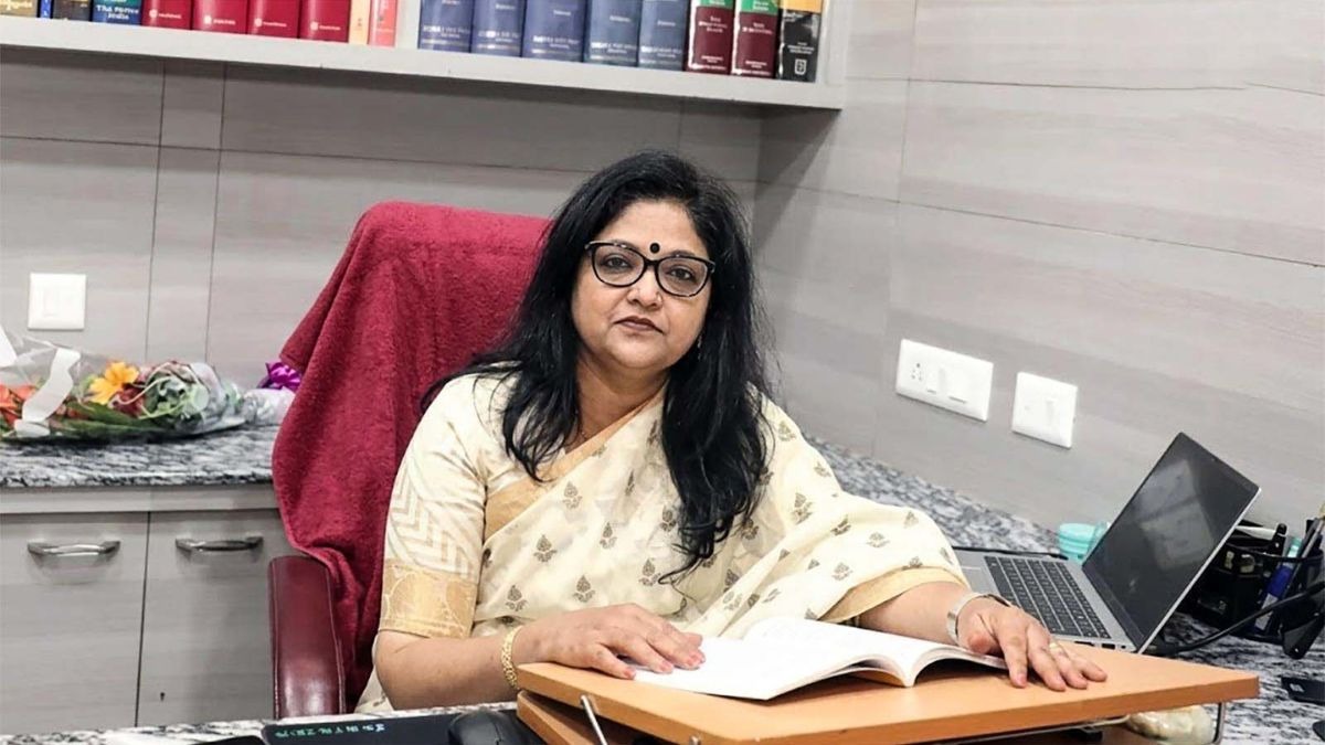 क्यों विवादों में घिरी सुरेंद्रनाथ लॉ कॉलेज की वाइस प्रिंसिपल? 