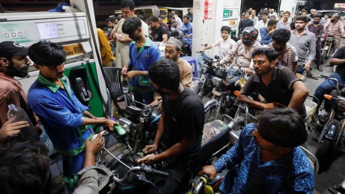 पेट्रोल-डीजल महंगा होने से जनता में कोहराम. (Photo: Reuters)
