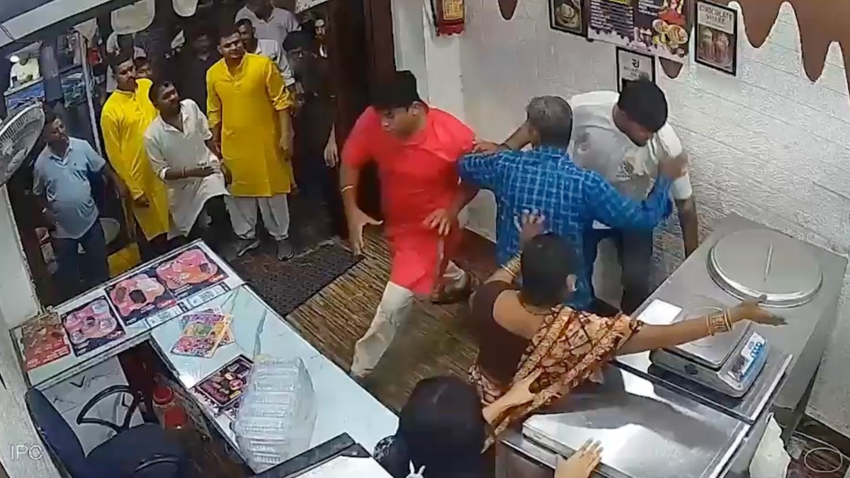 गुजरात के वडोदरा के चोखंडी इलाके में गणपति उत्सव के चंदे और खर्च को लेकर दो पक्षों में विवाद के बाद मारपीट का मामला सामने आया है (Photo: ITG)