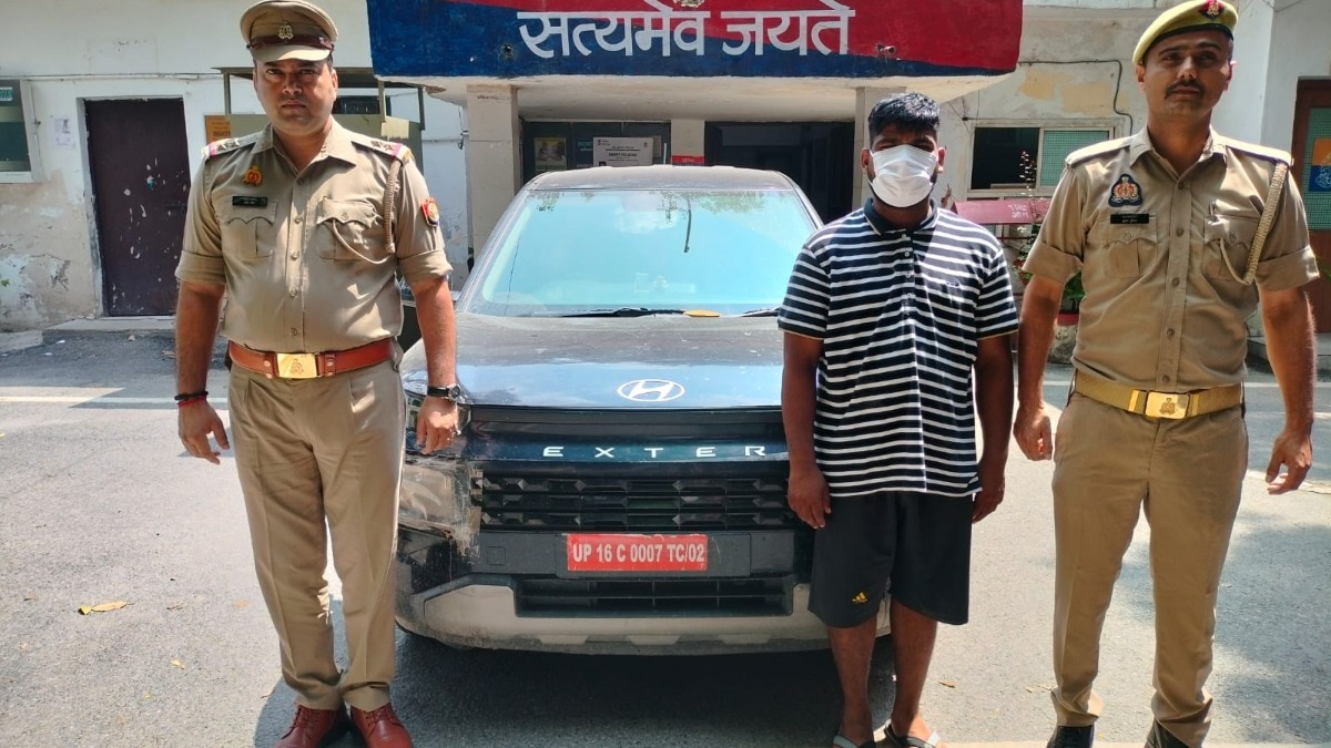 पुलिस गिरफ्त में पत्नी को खुश करने के लिए कार चुराने वाला युवक. (Photo: ITG)