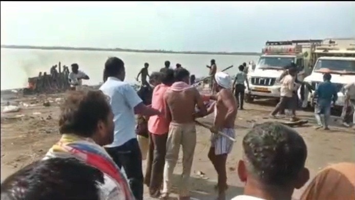 अमरोहा में अंतिम संस्कार के दौरान मारपीट (Photo- Screengrab)