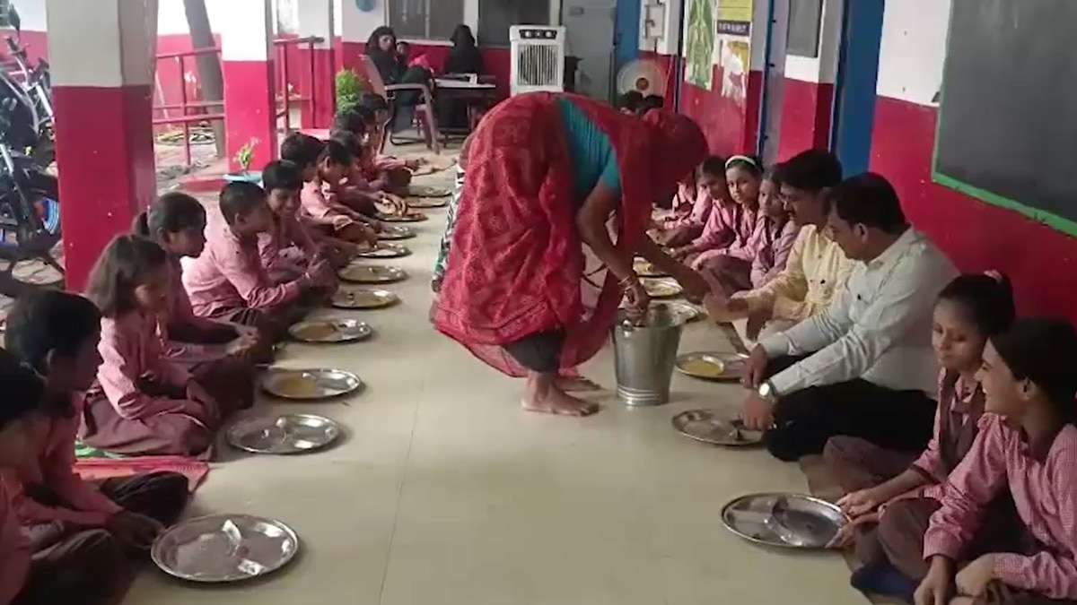 Meal served to children under PM Poshan Scheme in Sonbhadra
