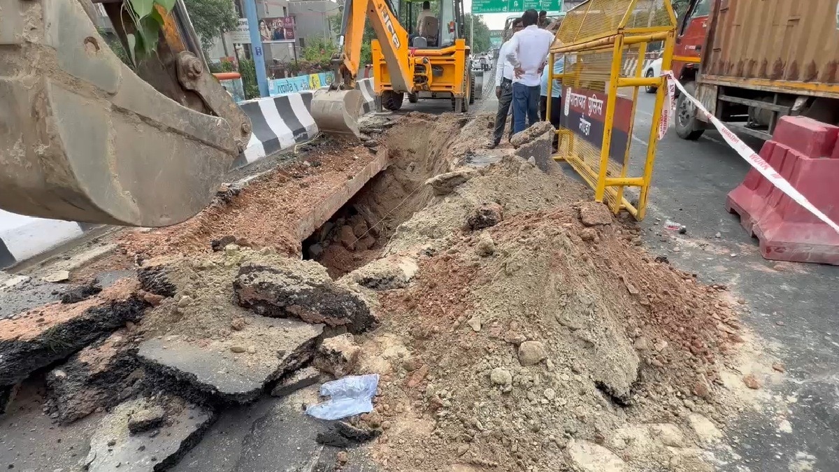 एलिवेटेड रोड पर अचानक धंसी सड़क. (Photo: Screengrab)