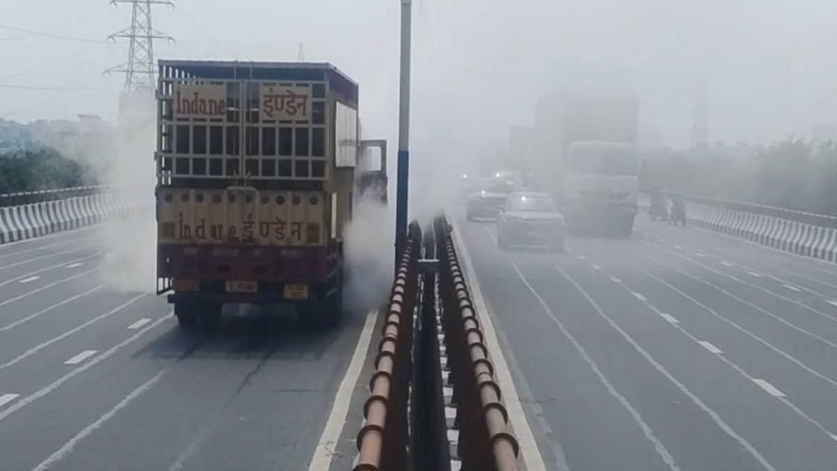 एलिवेटेड रोड पर LPG सिलेंडर से भरे ट्रक में लगी आग. (Photo: Screengrab)