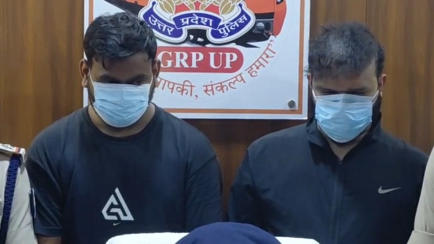 आगरा पुलिस की गिरफ्त में आरोपी पुनीत और आकाश (Photo: ITG)