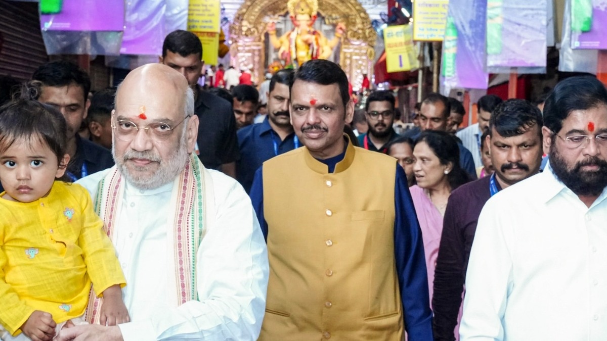 राज ठाकरे के घर गणपति दर्शन से फडणवीस-शिंदे ने बनाई दूरी.(Pic- ITG)