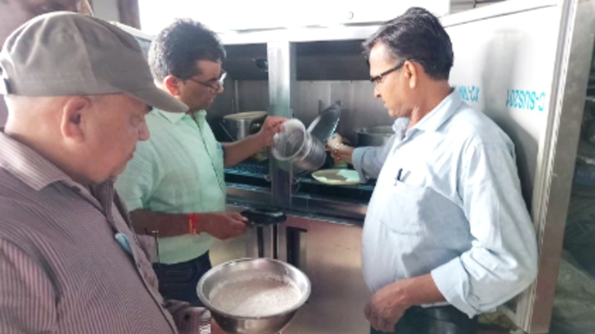 सीएम हेल्पलाइन की शिकायत पर पड़ा छापा.(Photo:ITG)