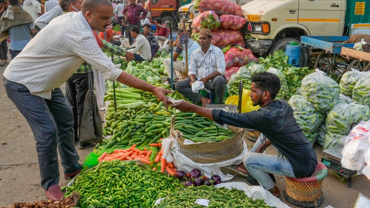 सब्जियों की बढ़ती कीमतों से बिगड़ा आम लोगों की रसोई का बजट.(File Photo)