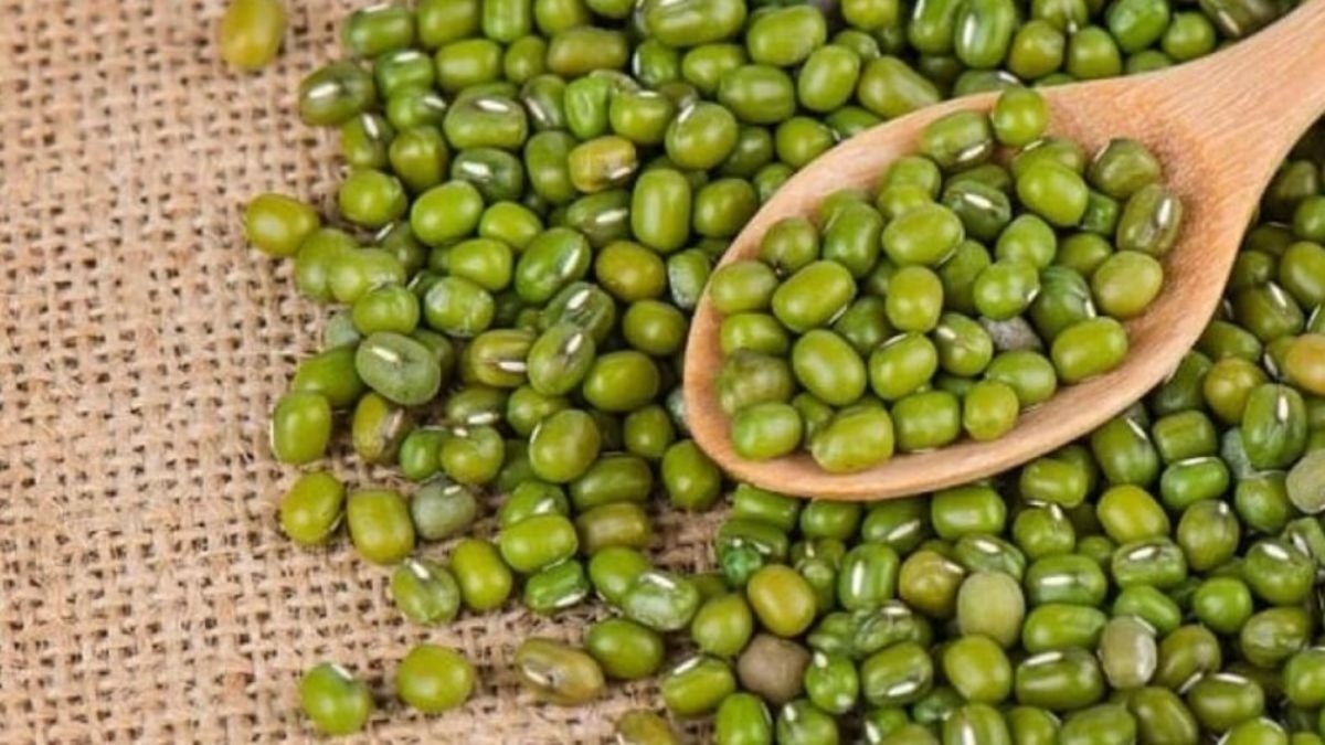 बाजार से बेहद कम कीमत पर खरीदी गई मूंग.(Photo:representational)
