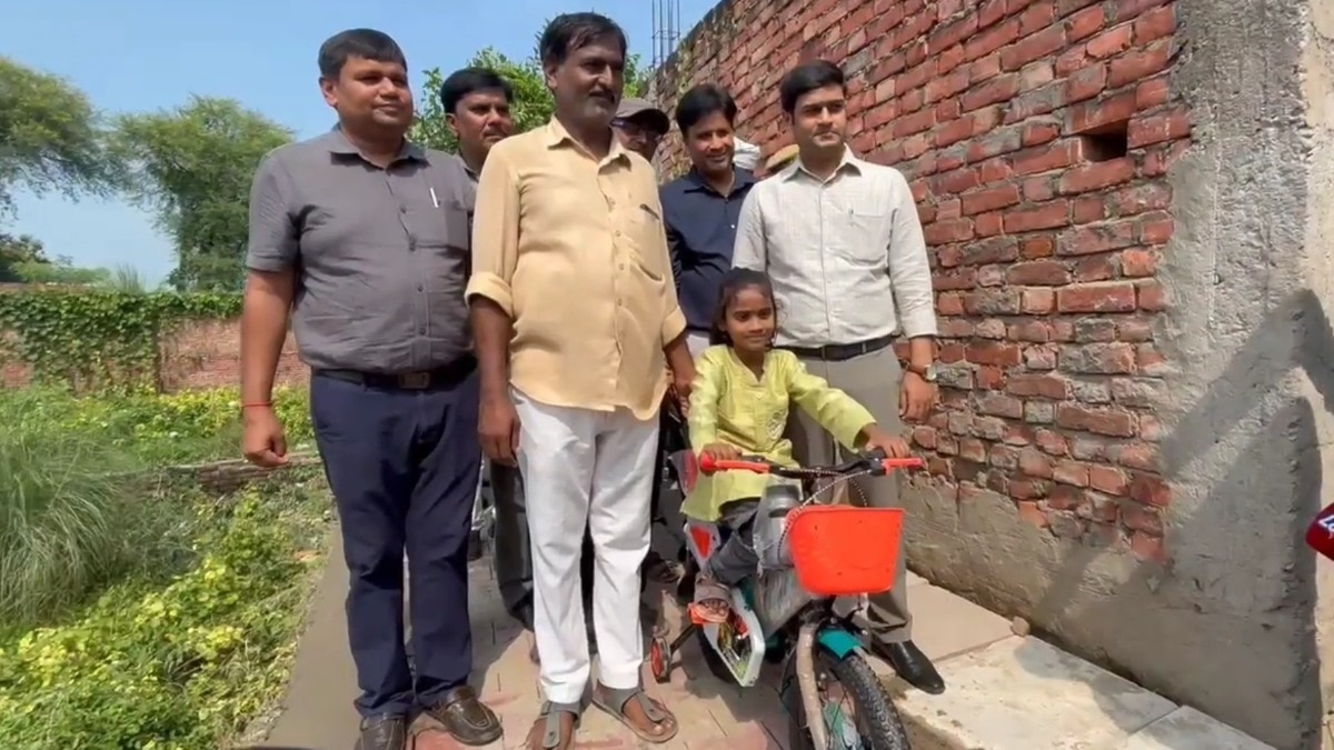 मऊ डीएम ने घर जाकर बच्ची को साइकिल और चॉकलेट गिफ्ट की (Photo- ITG)