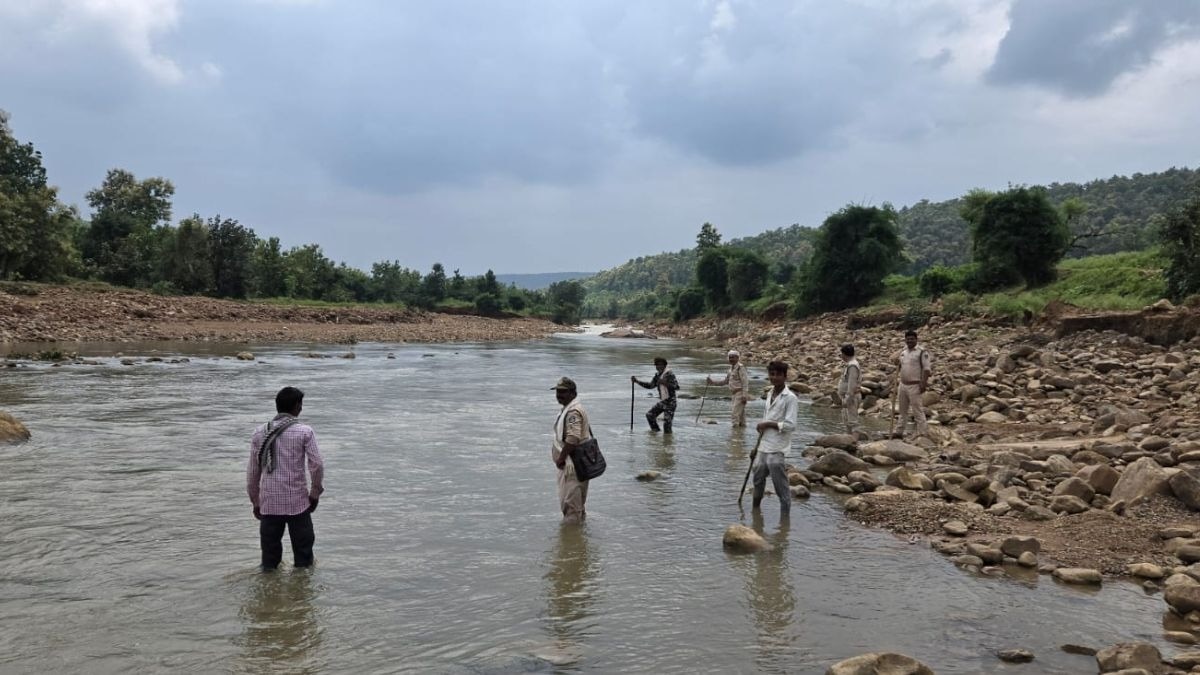हीरे की तलाश में पन्ना की रूंझ नदी किनारे लगी भीड़. (Photo: ITG)