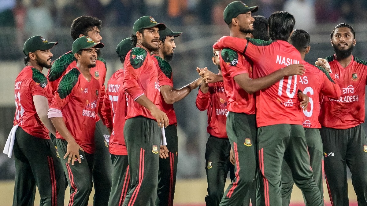 T20 वर्ल्ड कप से क्यों हटा बांग्लादेश? जांच कमेटी ने खोला राज, आसिफ नजरुल को बताया 'सोलो डिसीजन मेकर' (Photo: AFP)
