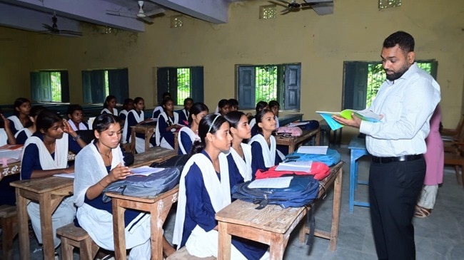 IAS सौरभ सुमन ने बच्चों को एक घंटे तक पढ़ाया, फोटो वायरल