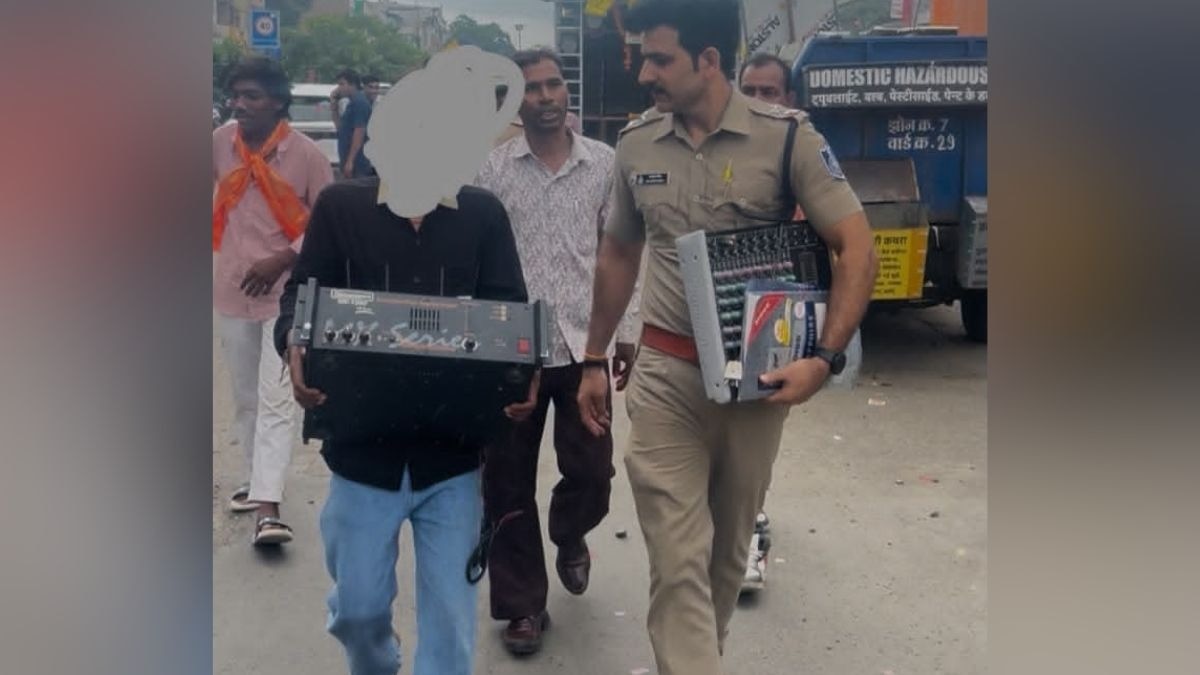 वाहन में तेज आवाज में बज रहा था साउंड सिस्टम. (Photo: ITG)