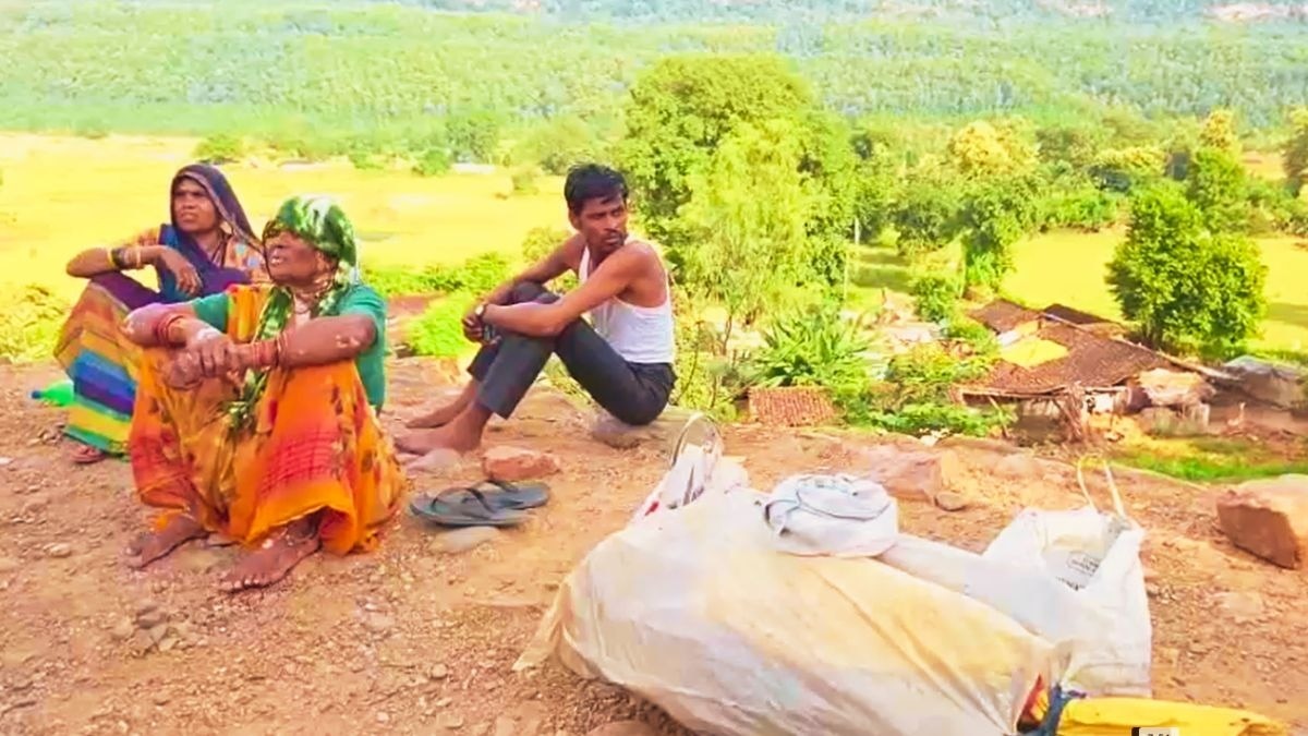 पन्ना में नदी किनारे हीरा तलाशने वालों को पुलिस ने हटाया. (Photo: Screengrab)