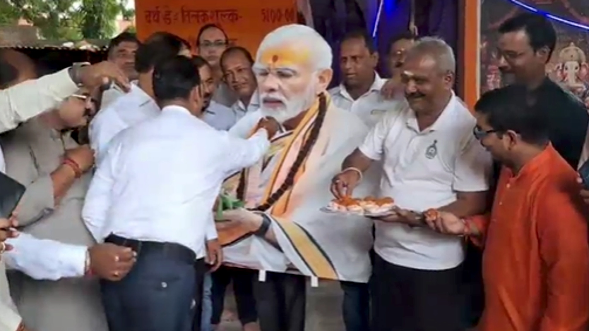 वाराणसी में जन्मदिन से पहले धार्मिक आयोजन.(Photo: Screengrab)