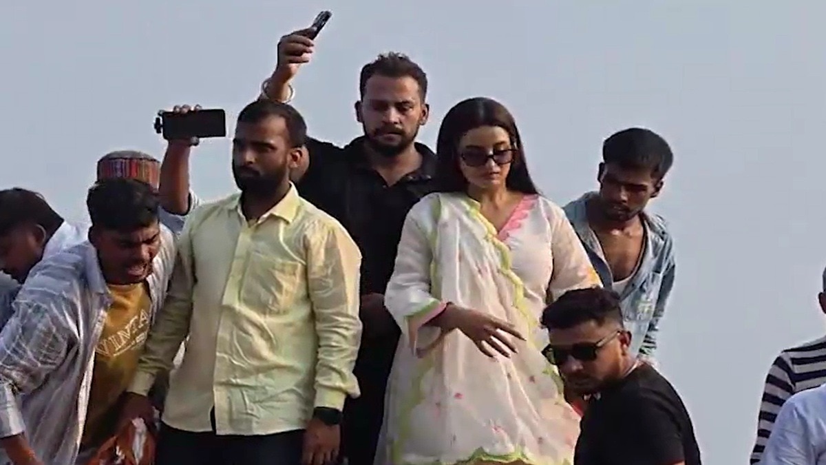 बाढ़ पीड़ितों के बीच राहत लेकर पहुंचीं अक्षरा सिंह. (Photo: Screengrab)
