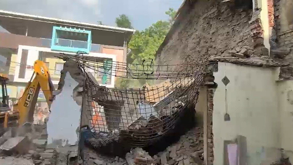 जर्जर मकान तोड़ने के दौरान भरभराकर गिरा. (Photo: Screengrab)