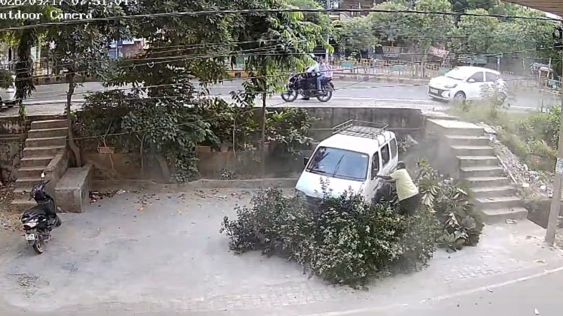 सेन चौक के पास पलटी स्कूल की वैन (Photo-Screen Grab)