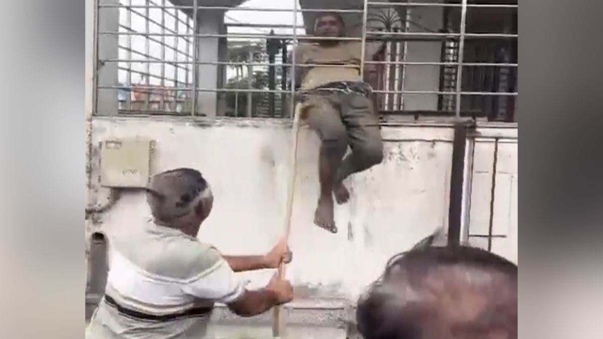 चोरी करने गया था, निकलते वक्त जाली में फंस गया. (Photo: Screengrab)