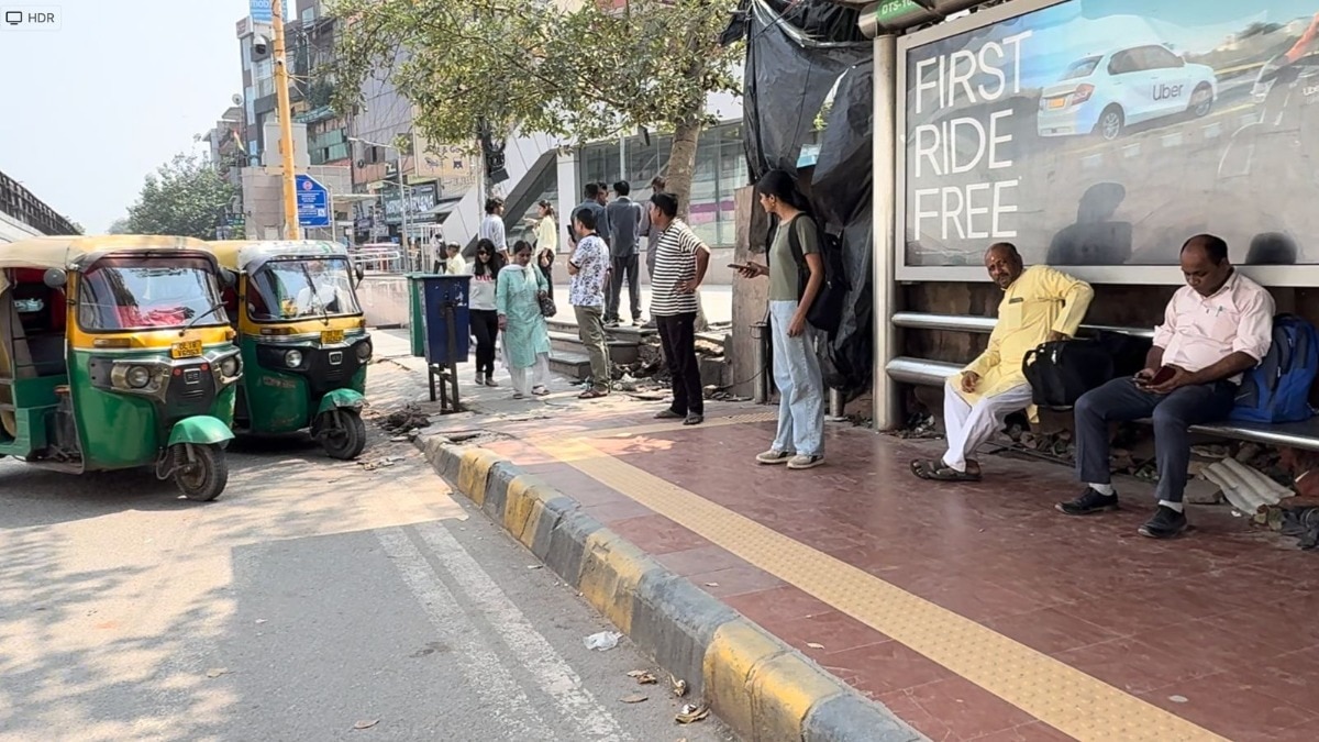 बस हड़ताल से लोग ऑटो और ई-रिक्शा का सहारा ले रहे हैं. किराया 2-3 गुना होने से लोग परेशान हो रहे है. (Photo-ITG)