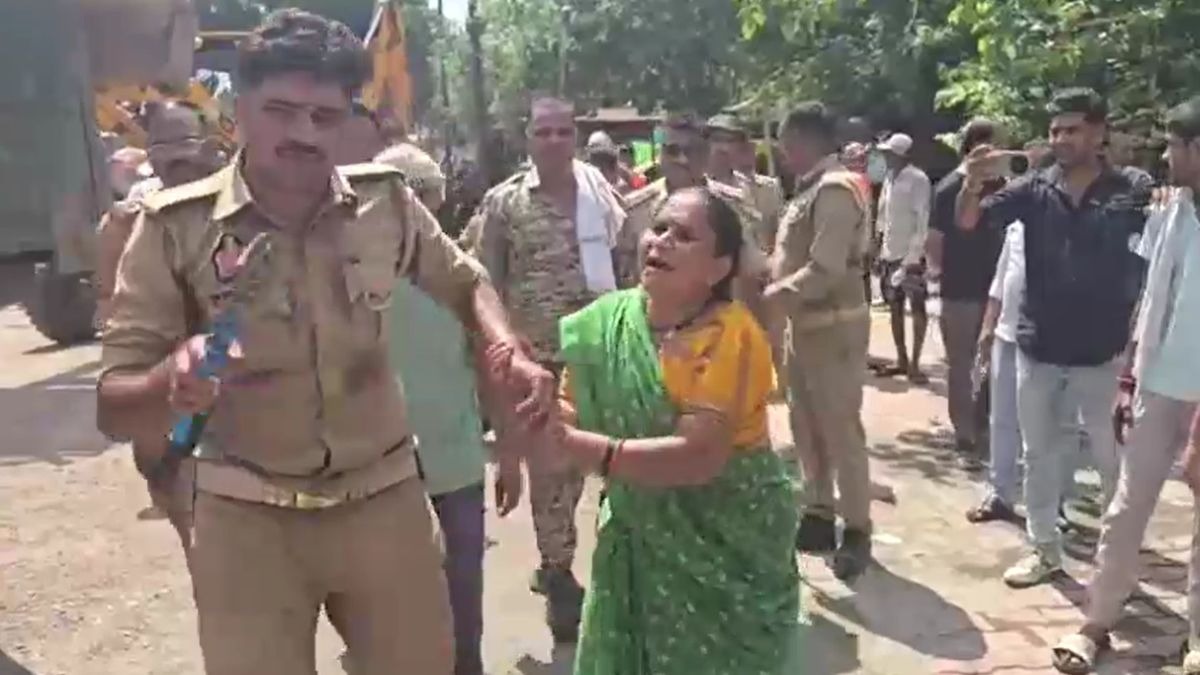 कार्रवाई को लेकर रेहड़ी-ठेले वालों में मचा हड़कंप. (Photo: Screengrab)