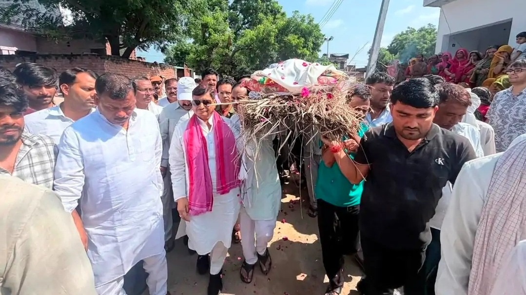 विश्राम सिंह यादव के निधन पर सपा के दिग्गज पहुंचे (Photo: ITG)