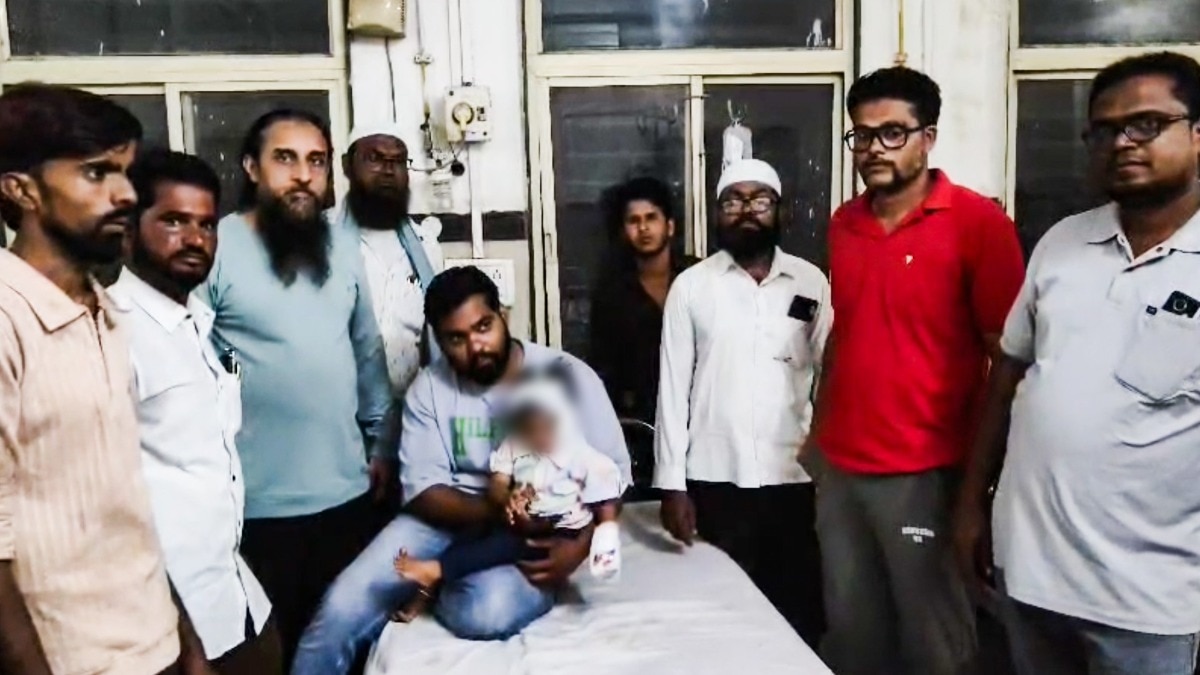 र में घुसा आवारा कुत्ते ने बच्ची पर हमला किया. (Photo: Screengrab)