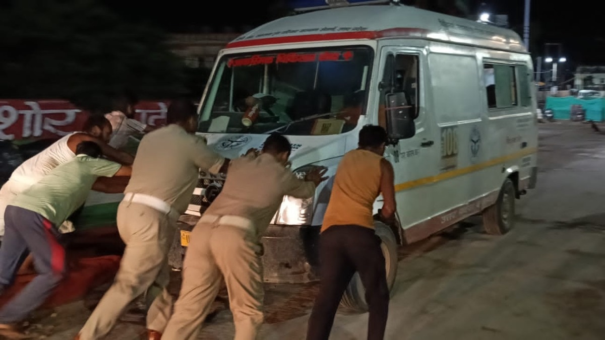सिपाही ने बाइक से बचाई जान.(Photo: Akhilesh Kumar Sonekar/ITG)