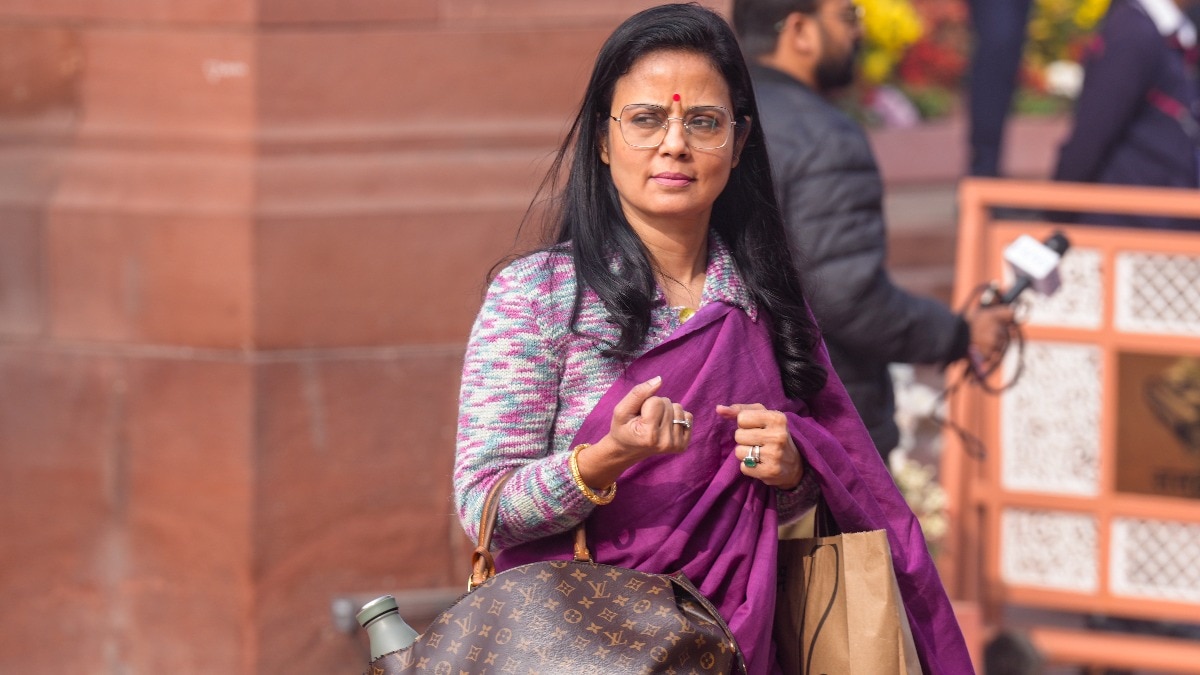 महुआ मोइत्रा ने कहा है कि मुस्लिम अफसरों के साथ भेदभाव किया जा रहा है. (Photo: ITG)
