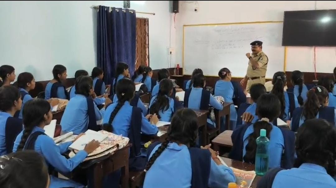 ब्लैकबोर्ड पर समझाया 'विद्युत धारा'.(Photo: Abhishek Pandey/ITG)
