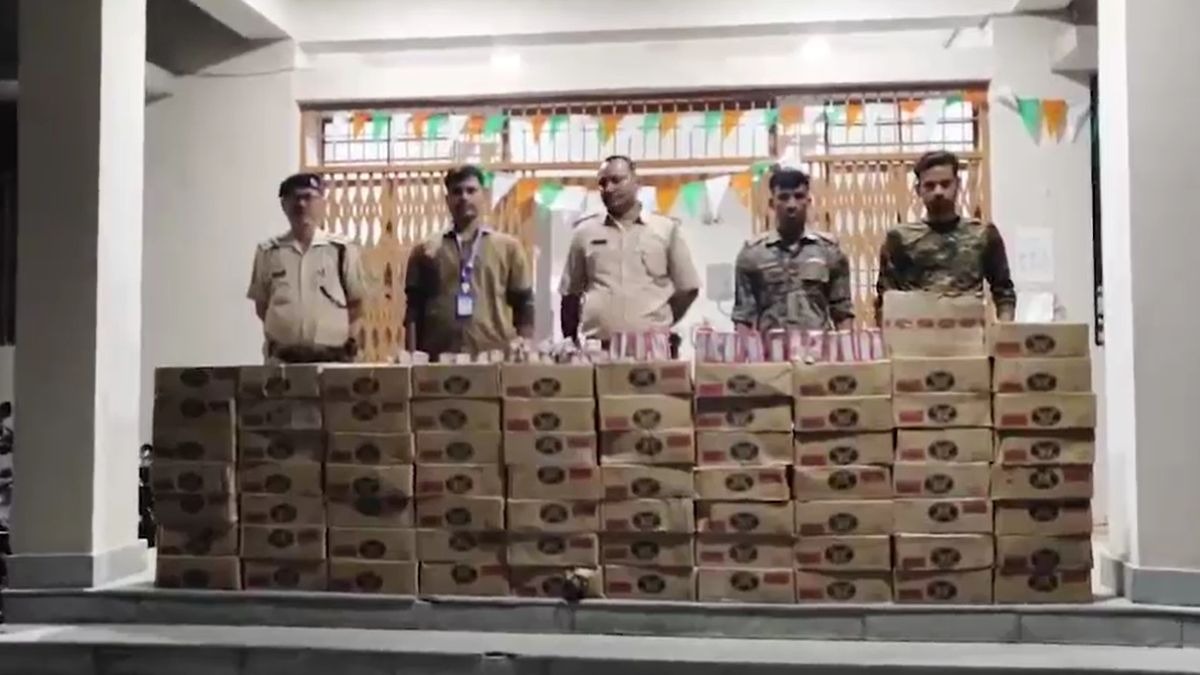 तलाशी के दौरान स्कॉर्पियो से बरामद हुई शराब. (Photo: Screengrab)