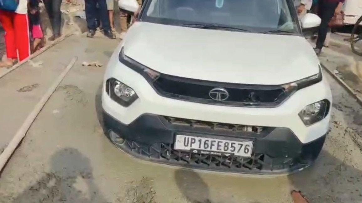 निर्माणाधीन सड़क में फंसी कार को घंटों की मशक्कत के बाद निकाला गया. (Photo-ITG)