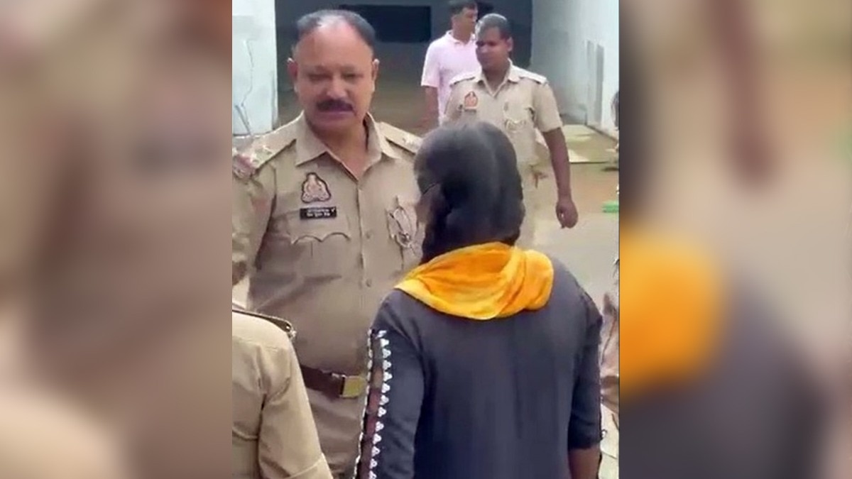 लड़की से पूछताछ करती पुलिस (Photo: ITG)