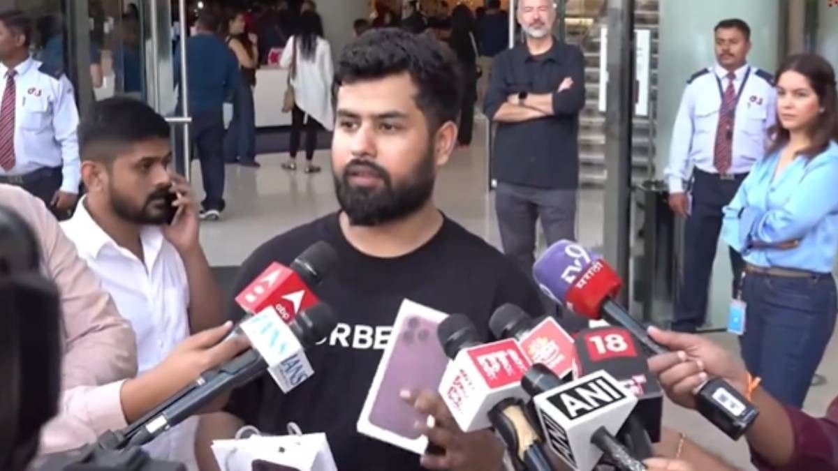 सूरत से मुंबई पहुंचा शख्स, Apple Store के बाहर घंटों लाइन में खड़े होकर खरीदा iPhone 18 Pro. (Photo: PTI)