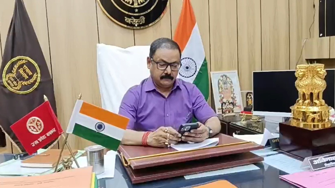 बरेली डीएम के सख्त एक्शन से विभाग में हड़कंप (Photo: ITG)