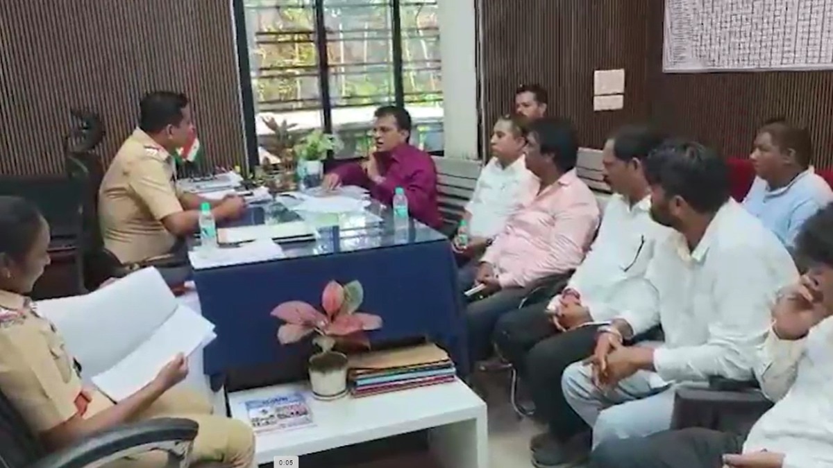 पुलिस स्टेशन पहुंचने के बाद किरीट सोमैया ने एयरपोर्ट के आसपास की सुरक्षा व्यवस्था का मुद्दा उठाया. (Photo: ITG)