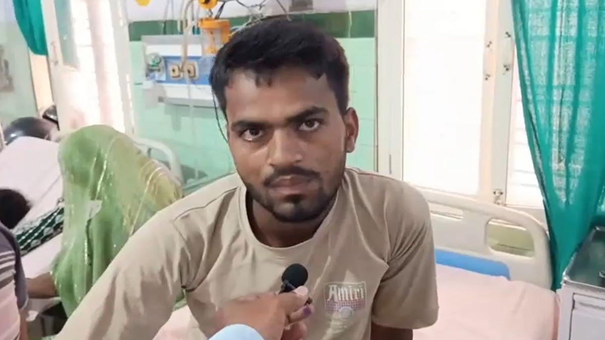 युवक को सांप ने काटा. (Photo: Screengrab)