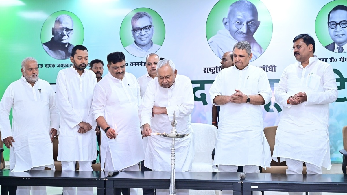 JDU का बदलेगा नाम? कयासों के बीच अहम पार्टी मीटिंग में पिता नीतीश कुमार संग दिखे निशांत!