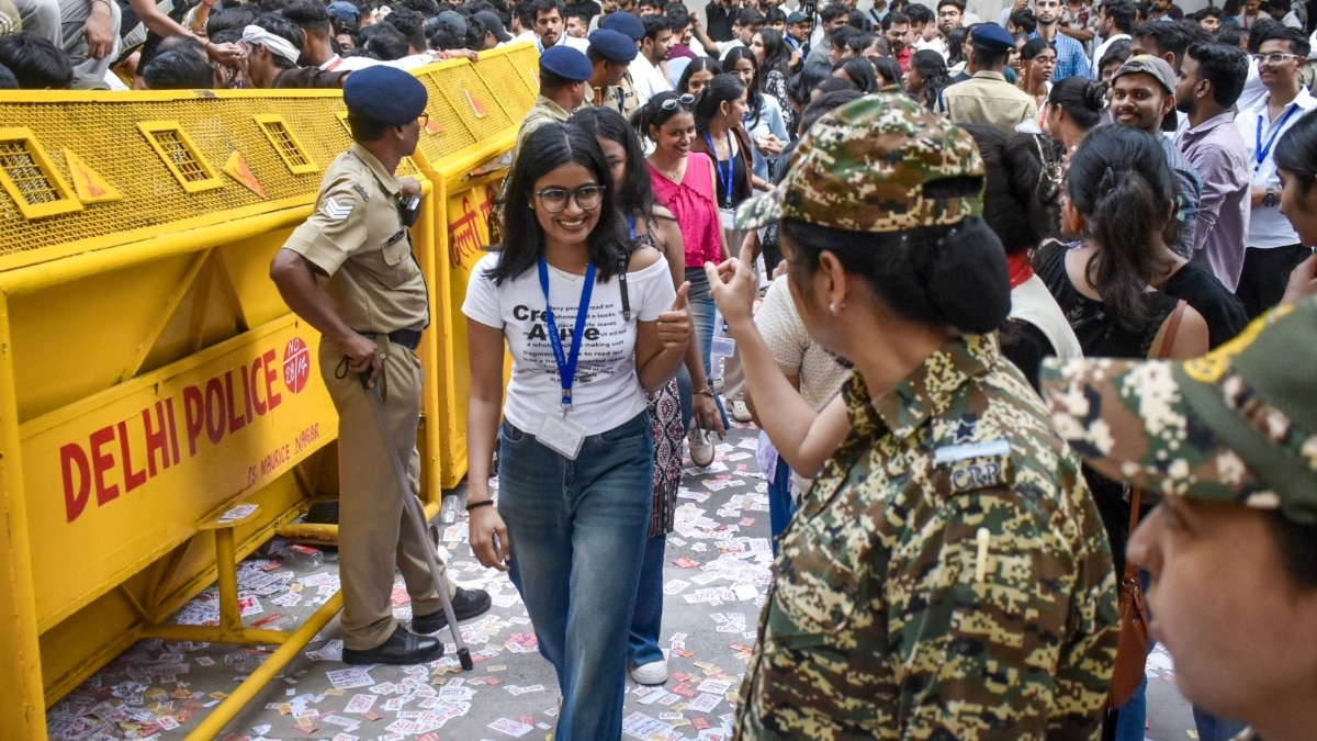 मतदान केंद्रों पर छात्रों की भारी भीड़ देखने को मिली. (Photo: PTI)