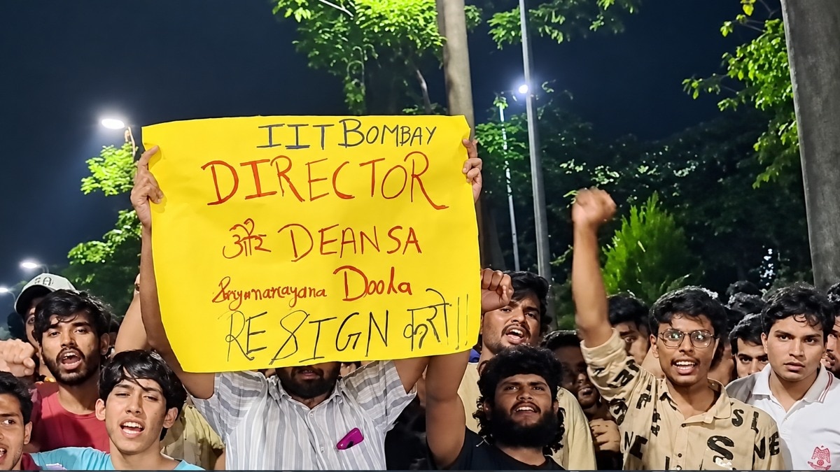 IIT बॉम्बे में छात्र के आत्महत्या पर भड़के छात्र; कैंपस में किया प्रोटेस्ट, मांगा डायरेक्टर का इस्तीफा