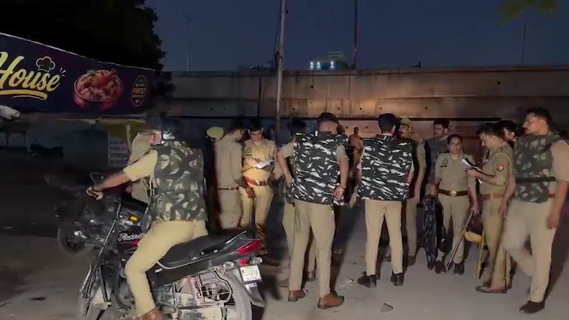 मौके पर बड़ी संख्या पर पुलिस फोर्स तैनात है. (Photo-ITG)