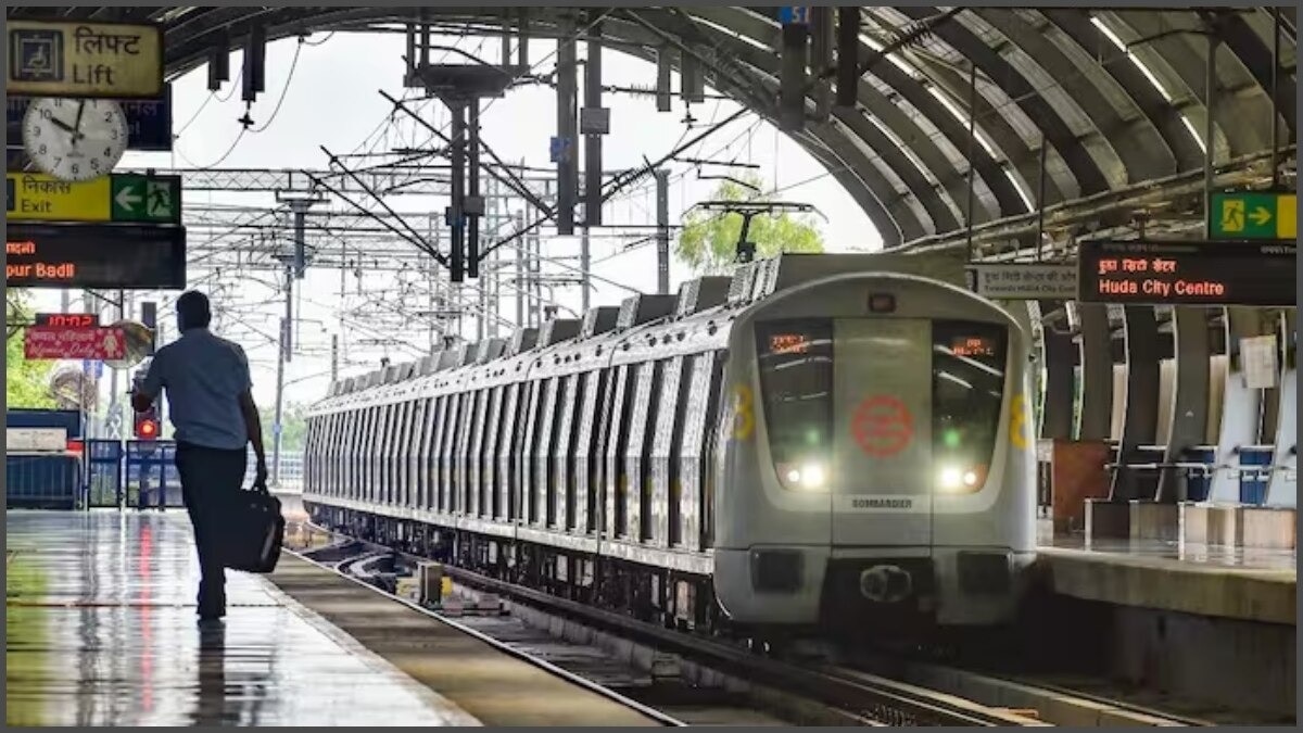दिल्ली मेट्रो के रेड लाइन पर सेवाएं प्रभावित.