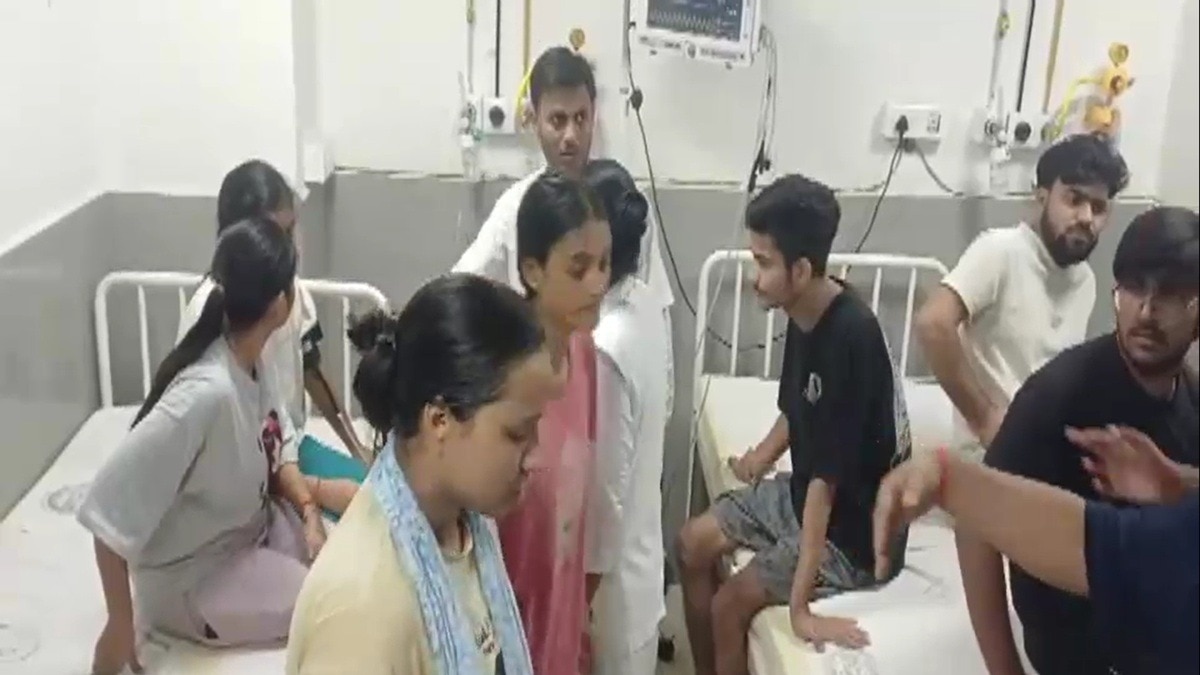 अस्पताल में भर्ती फूड प्वॉइजनिंग के शिकार छात्र-छात्राएं. (Photo: Screengrabs)