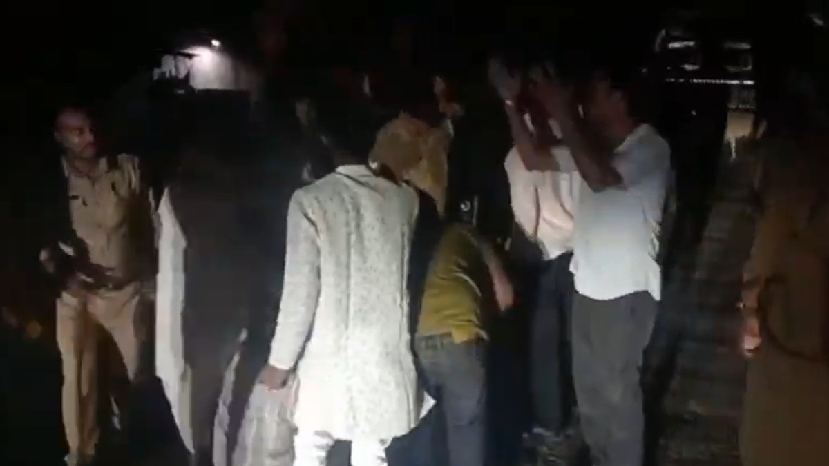 सांसद पर हमले से समर्थकों में गुस्सा. (Photo: Screengrabs)
