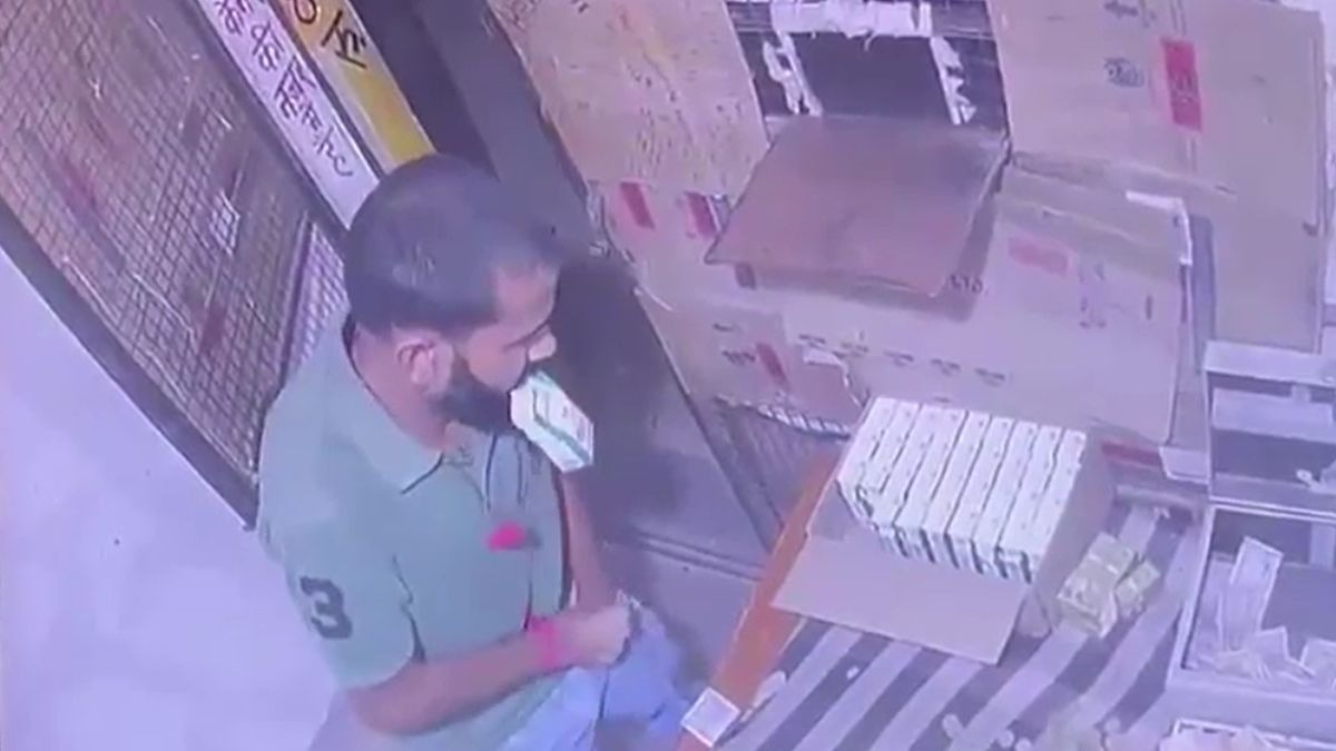 औरैया के देसी शराब ठेके पर पहुंचा था आरोपी. (Photo: Screengrab)