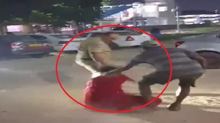 घटना को लेकर लोगों में आक्रोश, कार्रवाई की मांग. (Photo: Screengrabs)