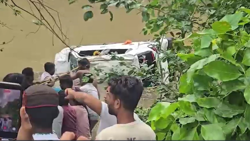Nalkheda Agar Malwa 8 Pilgrims Killed After Car Swept Away by Rain swollen drain