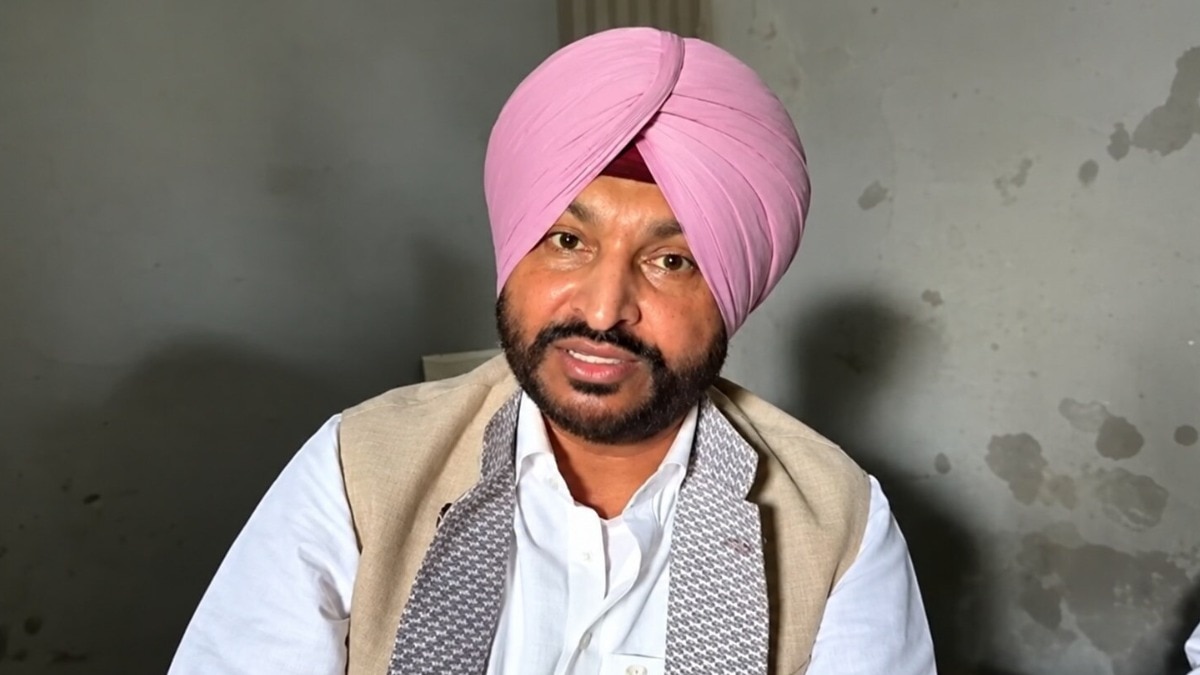 लुधियाना में सीएम भगवंत मान के काफिले पर टमाटर फेंकने की कोशिश रवनीत बिट्टू हिरासत में लिए गए (Photo: ITG)